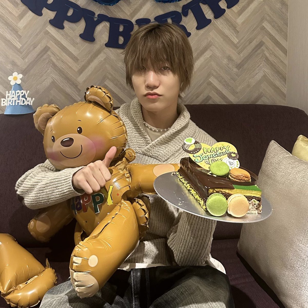 P1H_official's tweet photo. [📸] 으른이 되어가는 종섭 TIME!⏰

빠르게 흐르는 시간 속에서도
늘 함께해 줘서 고마워요 P1ece😉
Even in the fast-flowing time
Thank you for always being together P1ece😉

#P1Harmony #피원하모니 #P1H #종섭 #JONGSEOB #HappyJONGSEOBDay https://t.co/VCoMMyJwFm
