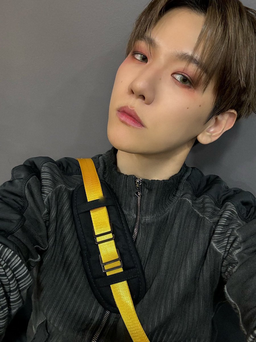 TheChanBaeker's tweet photo. BAEKHYUN DEFINITELY KNOWS HE'S PRETTYYYYYY!!! 😭😭😭 DANG THOSE MAKE UP!!! HE'S FLEXING IT SOOOOO WELL!!!!! https://t.co/uFViYrtF9X