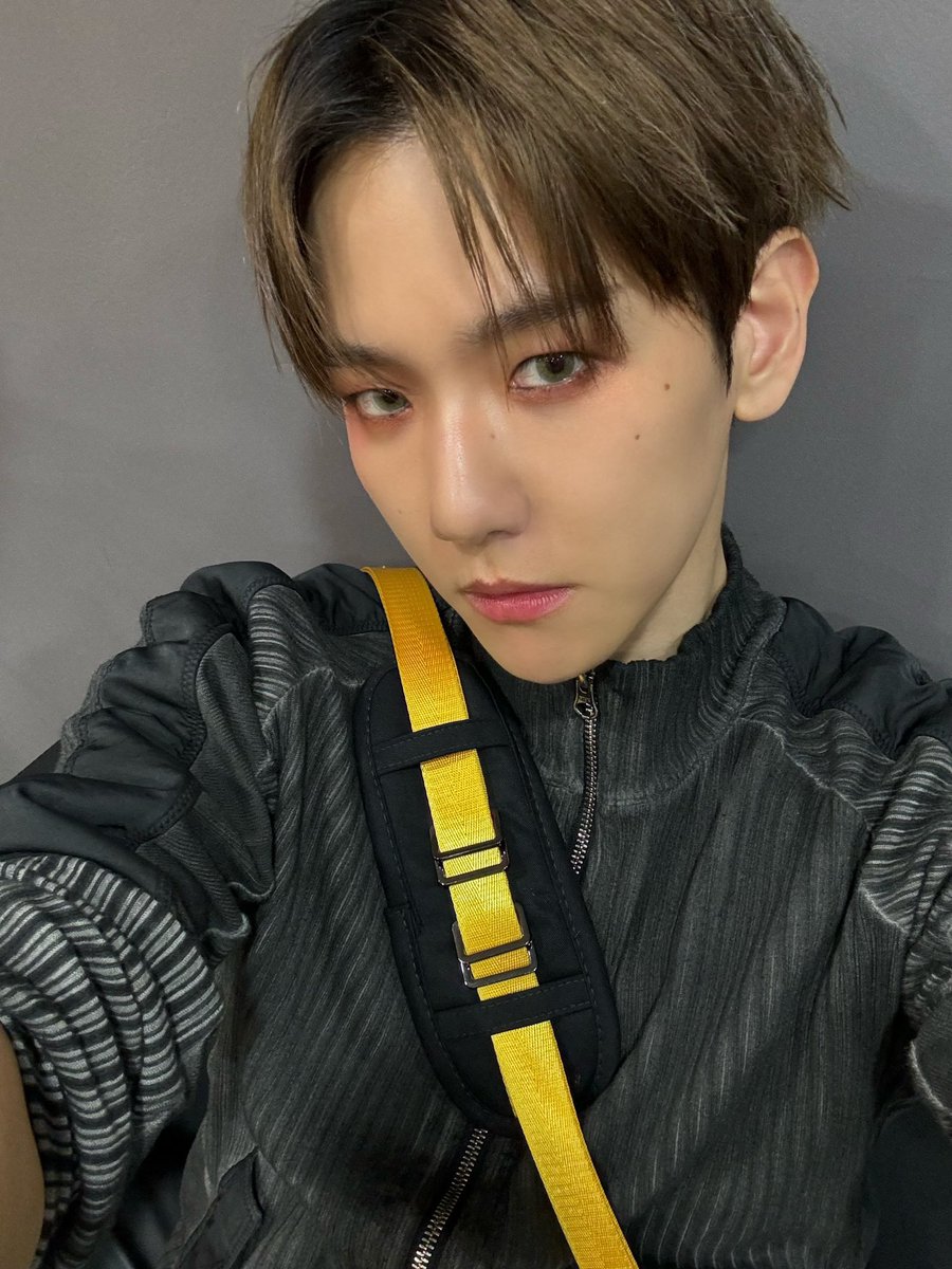 TheChanBaeker's tweet photo. BAEKHYUN DEFINITELY KNOWS HE'S PRETTYYYYYY!!! 😭😭😭 DANG THOSE MAKE UP!!! HE'S FLEXING IT SOOOOO WELL!!!!! https://t.co/uFViYrtF9X