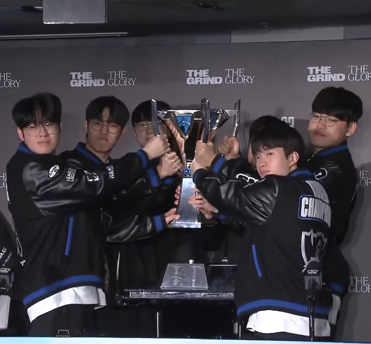 Xxylerz's tweet image. Your #Worlds2023 Champions!
#Zeus #Oner #Faker #Gumayusi #Keria #Tom (hidden)