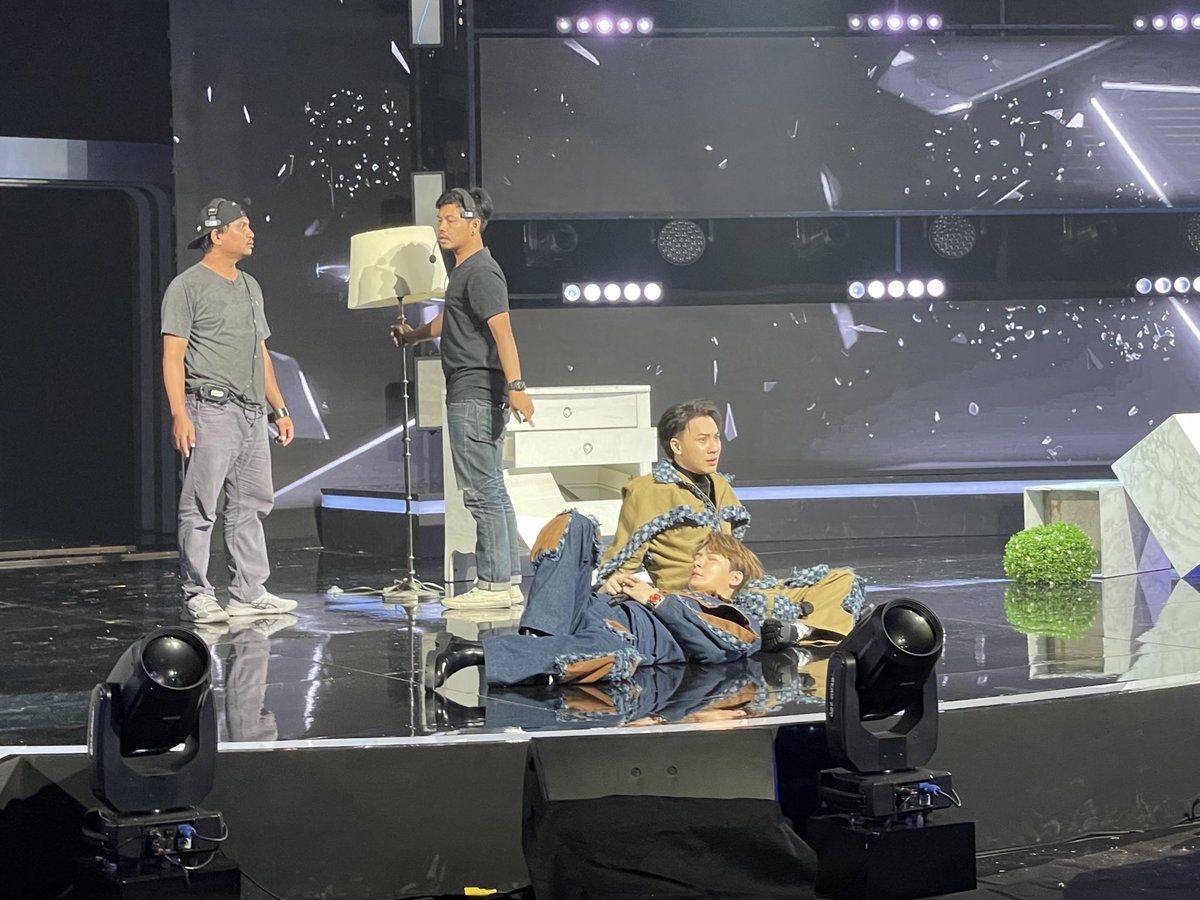 Atku_tta's tweet photo. เอ็นดูคุณพี 🥺 ขอบคุณพี่ตั้ม กรรมการ และทีมงานรายการที่ดูแลน้องคริสด้วยนะคะ 🙏🏻💕#TheGoldenSingerEP12 #KristPerawat https://t.co/fptB73xjEW