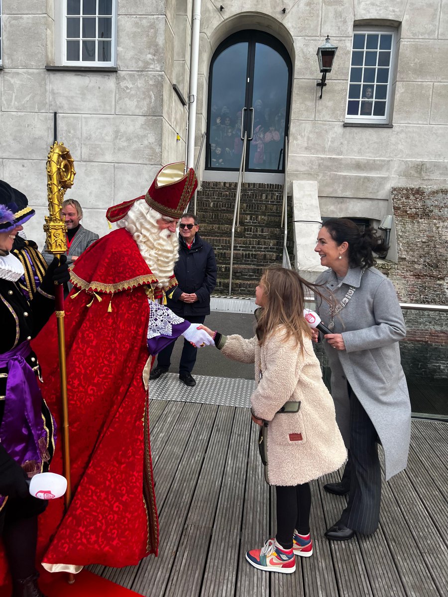 👋 Welkom lieve goede Sint!

🚢 Burgemeester Halsema en de nieuwe kinderburgemeester Phileine ontvingen Sinterklaas bij het Scheepvaartmuseum.

🗝️ Zij overhandigden symbolisch de sleutel van de stad aan de goedheiligman.

👞 Nu kan de Sint ook iets in jouw schoentje stoppen!