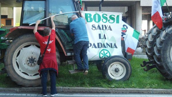 muenzenberg's tweet photo. Naturalmente, è #falce e martello. Non solo martello (#metalmeccanici). Quindi, agricoltori e allevatori abbandonati dal #PCI trotzkista e dalla #DC #autodissolta, spostano tutti i voti sul partitino. Che diventa partito di massa del Nord. Basta difenderli un po' ed è fatta/6 https://t.co/6E2fpTqsOO