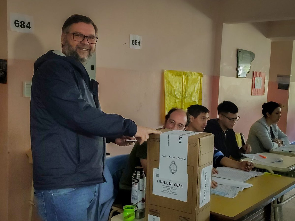 igon_santiago's tweet photo. Ya voté en la Escuela N°179 de mi querida #Esquel 🗳️
Hoy elegimos qué país queremos. Hoy votamos con el corazón y por una Argentina con oportunidades para todos y todas.
A 40 años del retorno de la democracia, la participación la fortalece.
#VotoConLaBandera🇦🇷
#Elecciones2023 https://t.co/xPjTWGRUz5