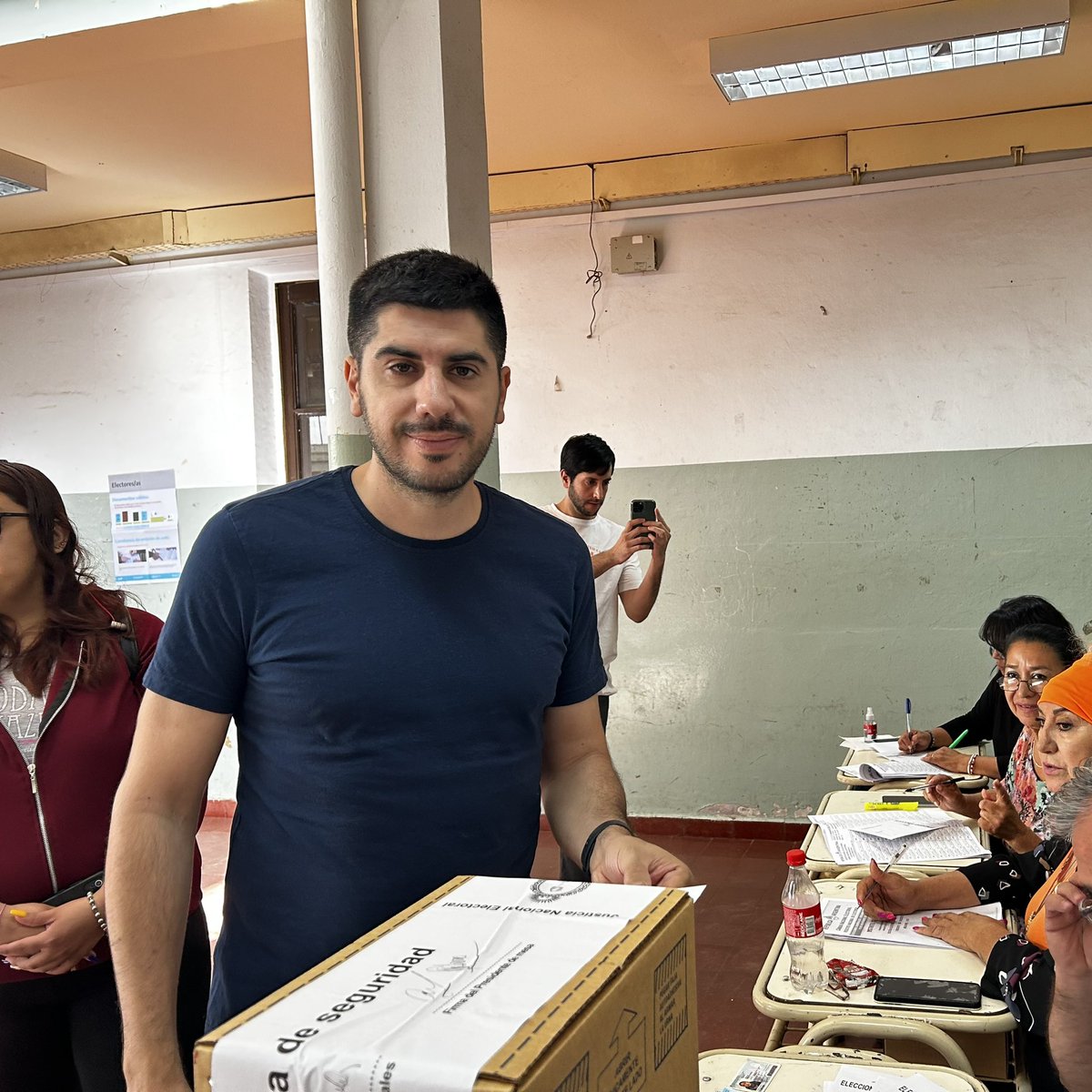 cr_raulcabral's tweet photo. Hoy en este voto expreso mi amor y esperanza por un país lleno de oportunidades. 
Votemos con consciencia y empatía por el otro. 
¡Celebremos una nueva jornada democrática!🇦🇷❤️ https://t.co/F0oWBlT4I3