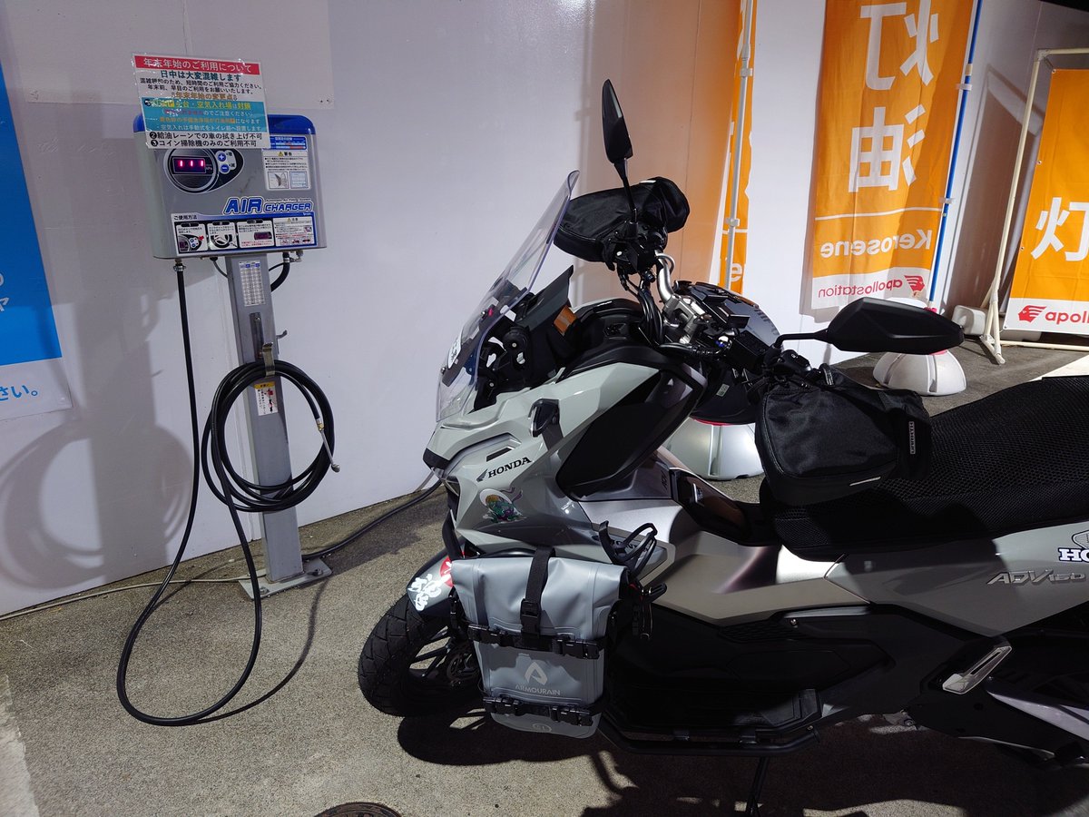 toro8's tweet photo. ADV160の空気圧目安は、前輪2.00、後輪2.25が標準指定されています🛞🧰
早速注入ぅ!…しようと思ったら、後輪がとんでもなく作業しづらい😭゛
バルブエクステンション必須です!
ガソリンに関しては、最大容量が8.1㍑なので、燃料計の1目盛りが1 ㍑ですね、これは見やすい//⛽
#ADV160
#空気圧調整 https://t.co/uulUCfUmxL