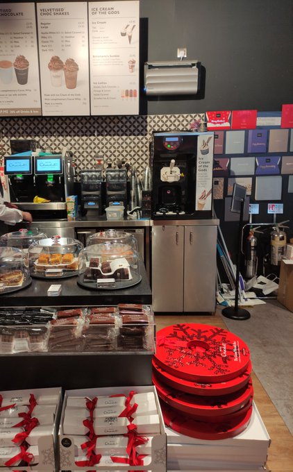 First coffee date of the holiday!  Who knew Hotel Chocolat had a cafe? 🤤🤤 https://t.co/Kp9o5YnSRc