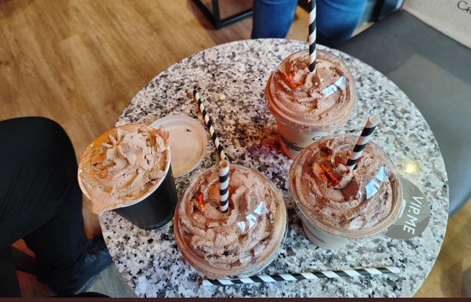 First coffee date of the holiday!  Who knew Hotel Chocolat had a cafe? 🤤🤤 https://t.co/Kp9o5YnSRc