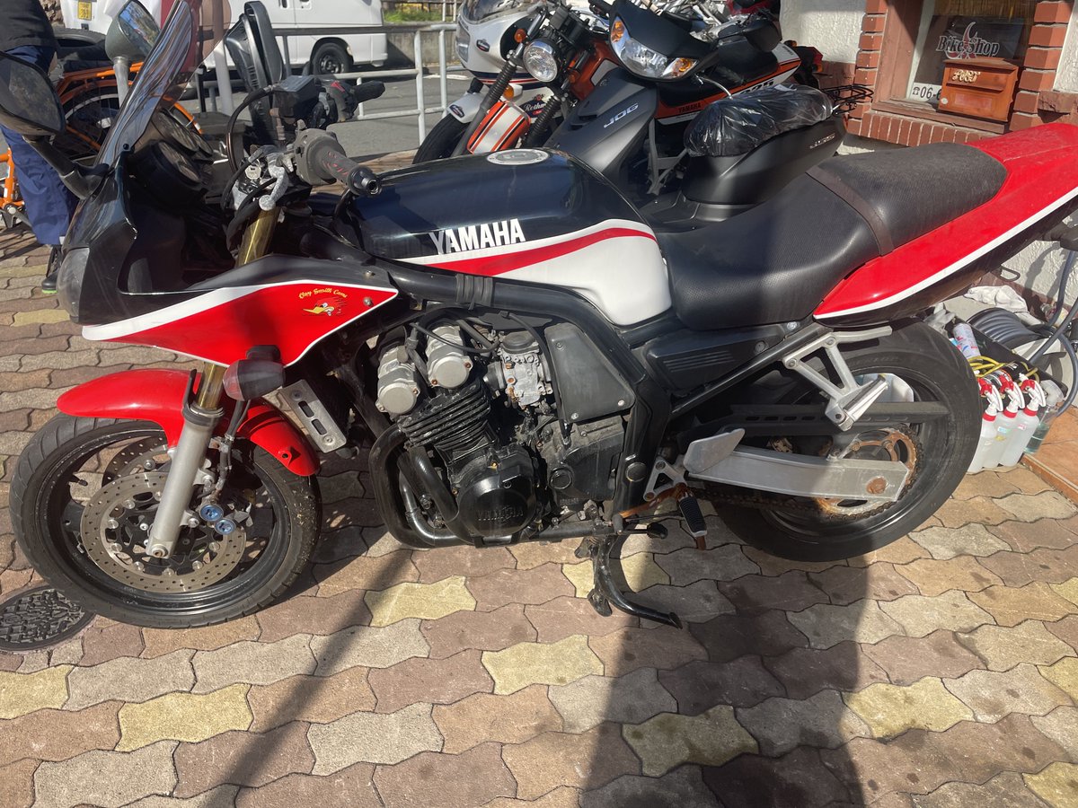 WG_VVERV's tweet photo. ヤマハFZ600の洗車させて頂きましたよ!
ローソンカラーがカッコいい!
エンジン含め全体にシリコンレジンのコート剤で仕上げましたよ✨
個人的にFZ750のローソンカラーが宇宙一乗りたいバイクっ!
#FZ600 #バイク洗車 https://t.co/fNFGip4b8X