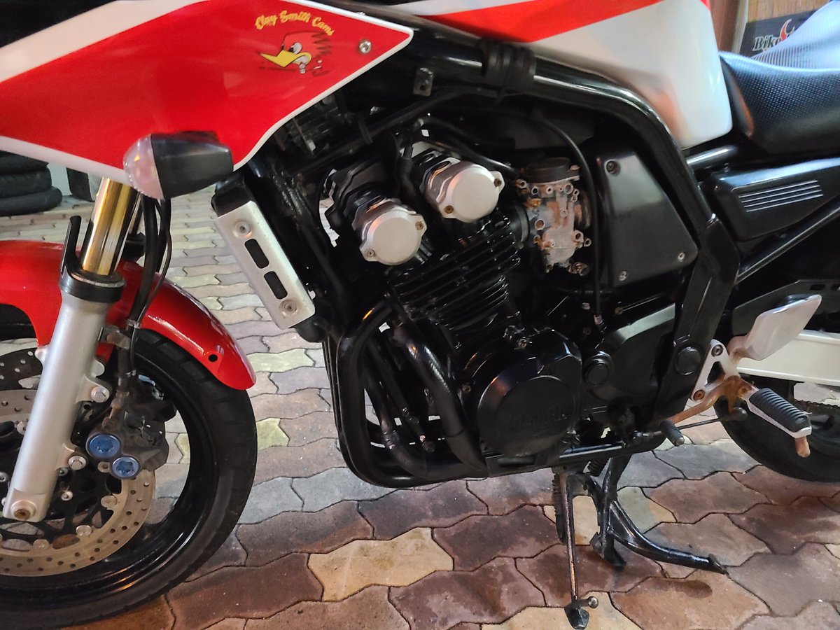 WG_VVERV's tweet photo. ヤマハFZ600の洗車させて頂きましたよ!
ローソンカラーがカッコいい!
エンジン含め全体にシリコンレジンのコート剤で仕上げましたよ✨
個人的にFZ750のローソンカラーが宇宙一乗りたいバイクっ!
#FZ600 #バイク洗車 https://t.co/fNFGip4b8X