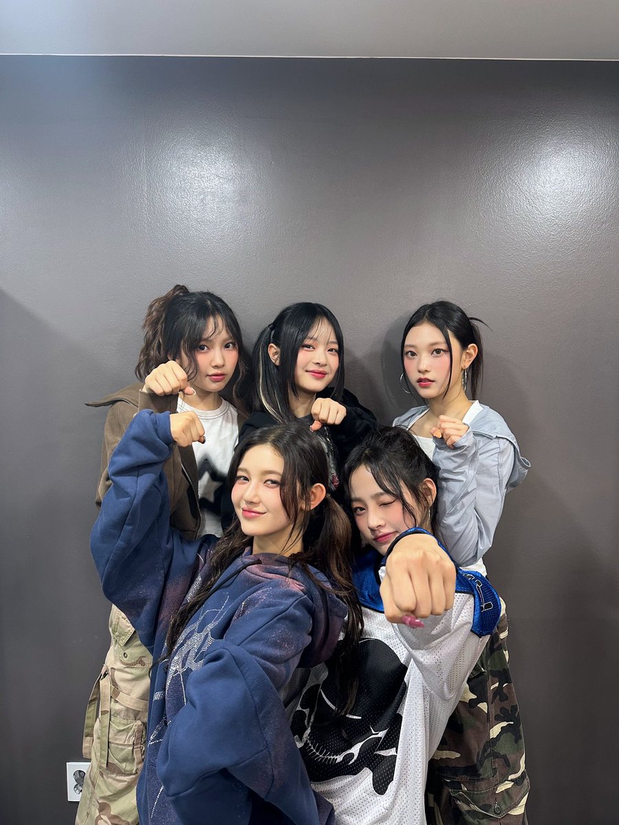 [NewJeans Commentary👀]

오늘의 D-DAY!! ✨✨✨ LoL World Championship의 Opening Ceremony 무대에 설 수 있어서 너무 큰 영광이면서 정말 재미있는 경험이었어요!! GODS의 최초 무대인 만큼 새로운 느낌을 보여드릴 준비 많이해서 버니즈분들이 너무 좋아해주시니까 더 기쁘네요!!! 
thank you so