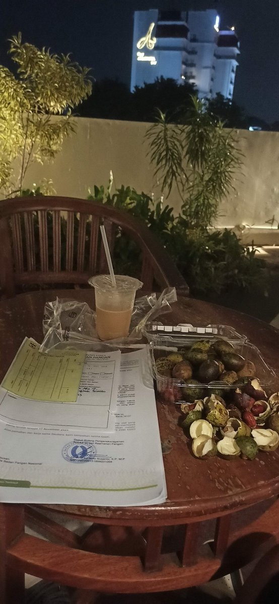 ADIT_LIEM's tweet photo. Malam berbeda dilangit yg sama
Dingin bisik yang menja di telinga
Dendang riang ranting ilalang
Tatap tajam pada titik terang

Di IPB bogor https://t.co/69y1LcHond