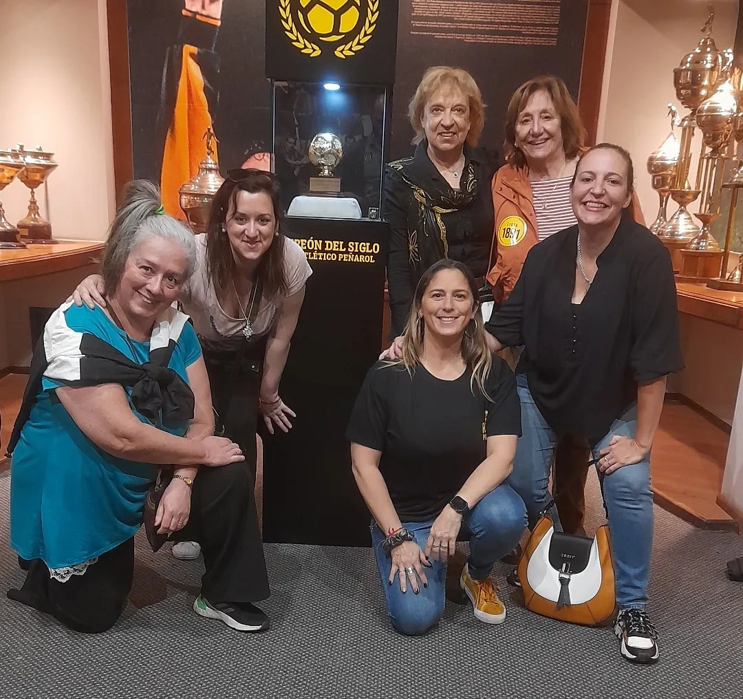 VirginiaRugliok's tweet photo. Peñarol = Familia !!!!! Vamos por ese segundo tiempo 🖤💛 @JuanDiegoRuglio @nico https://t.co/5dxzHzgOsA