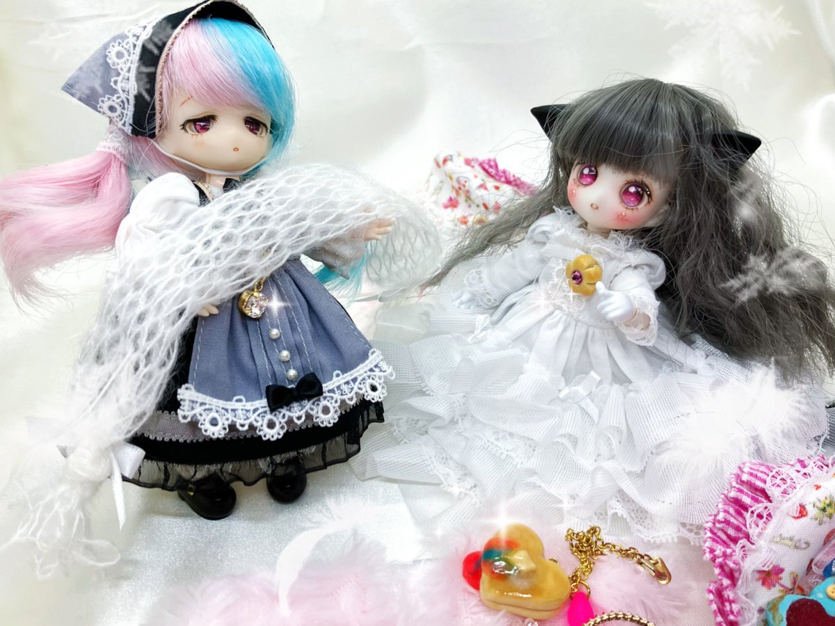 Mituru_dolls's tweet photo. 「明日の音楽会のお洋服とアクセサリーを決めるわ。手伝って頂戴」
「お嬢様はお身体が弱いですから……明日も冷え込みますし、先日頂いたケープとこちらのマフラーは如何でしょう」

#花かごの小部屋
#空想遊歩社
#妖精の箱庭
#ジュエルドール
#心楽工房
#jewelmagic服
#insomnia_wig https://t.co/VldYOMbMtv