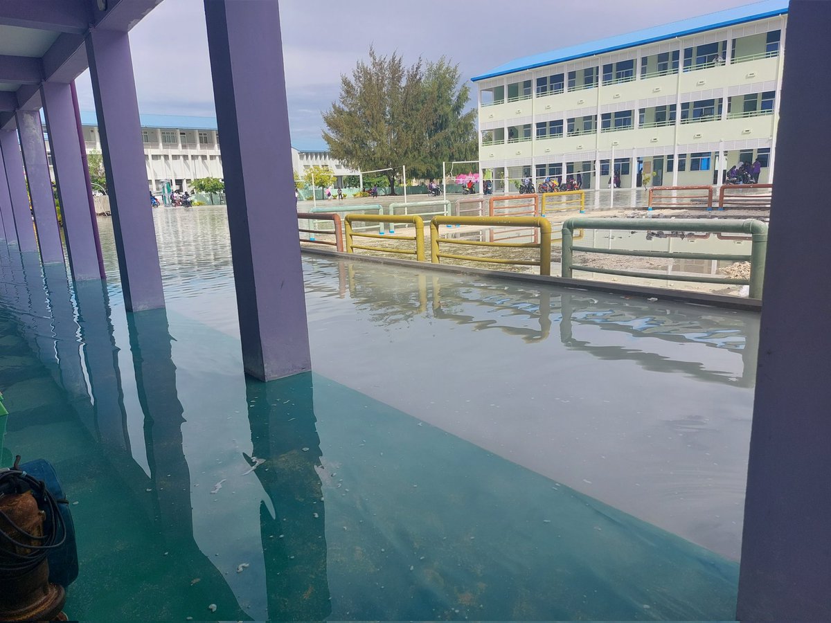 މިއަދު ކުރި ވިއްސާރާގައި ނައިފަރު އިފްތިތާހުގައި ފެންބޮޑުވުމުގެ ސަބަބުން ކައުންސިލުން ޕަންޕު ޖައްސާގެން ފެންހިންދުން. އުއްމީދަކީ ނައިފަރުގެ މަގުތަށް ހެދި އަވަސް ހައްލެއް މިކަމަށްލިބުން.  
<a href="/MoEdumv/">Ministry of Education</a> <a href="/MMuizzu/">Dr Mohamed Muizzu</a> <a href="/Shiyamaldives/">Ahmed Shiyam</a> <a href="/rdcmaldives/">Road Development Corporation Ltd</a>