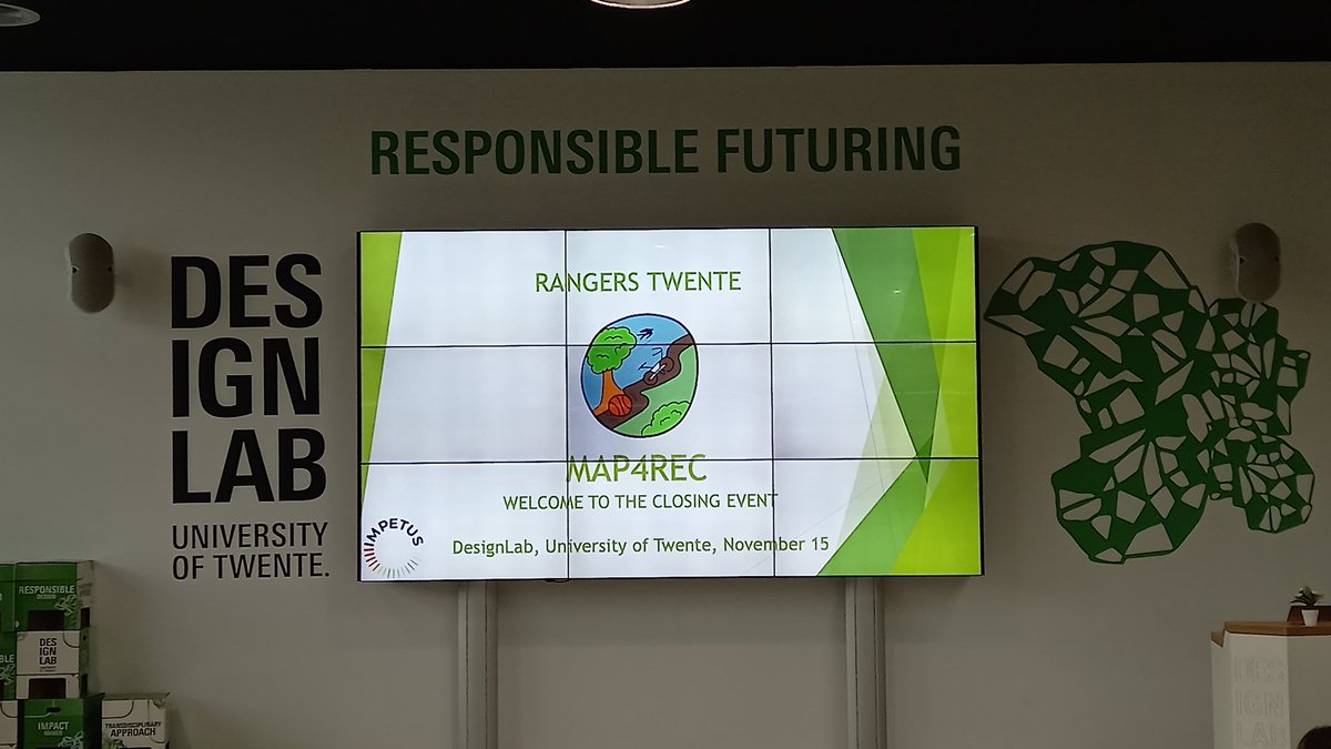 markpaalman's tweet photo. Afgelopen week zijn 🇺🇦Oekraïense kinderen vanuit #Almelo en andere gemeenten in Twente 🇳🇱 bij @UTwente geweest om samen hun onderzoeksresultaten te presenteren over speelvoorzieningen in de regio #citizenscience https://t.co/s9ZwzDpaBL