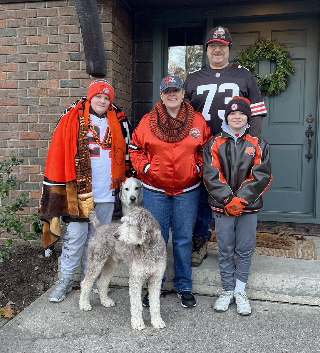 lindsaymwebb's tweet photo. ๐ถ๐งก Dawg Pound drip. #goatdad https://t.co/0ZIullcAVY