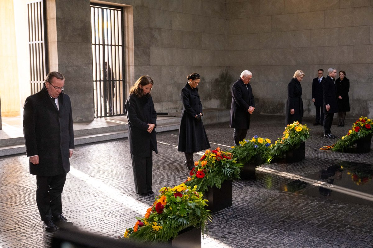 bundesrat's tweet photo. #Volkstrauertag: #Gedenken an die Opfer von Gewaltherrschaft und Krieg aller Nationen. Bundesratspräsidentin @ManuelaSchwesig legte in der Neuen Wache einen Kranz nieder, anschließend nahm sie an der zentralen Gedenkveranstaltung im #Bundestag teil.
#frieden #halbmast #volksbund https://t.co/fcvY6GkW5p
