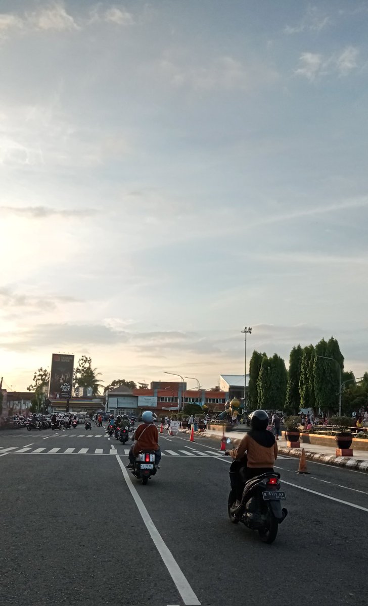Dynna07_'s tweet photo. malming an di alun-alun pbg + GOR, vibesnya ngangenin bgt sama waktu kecil busetttt https://t.co/X8wJbeW1rq