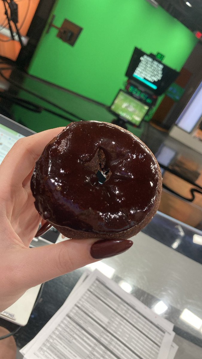 JordanNorkus's tweet photo. Picking up a #WeekendWakeUp shift isn’t so bad when you’re surprised with a sweet treat from one of your co-workers 🍩 (shoutout to @news4buffalo producer, Julia Gress!!)
Hope you all have a great Sunday 🤗☀️ https://t.co/lUt1Wuf5Yi