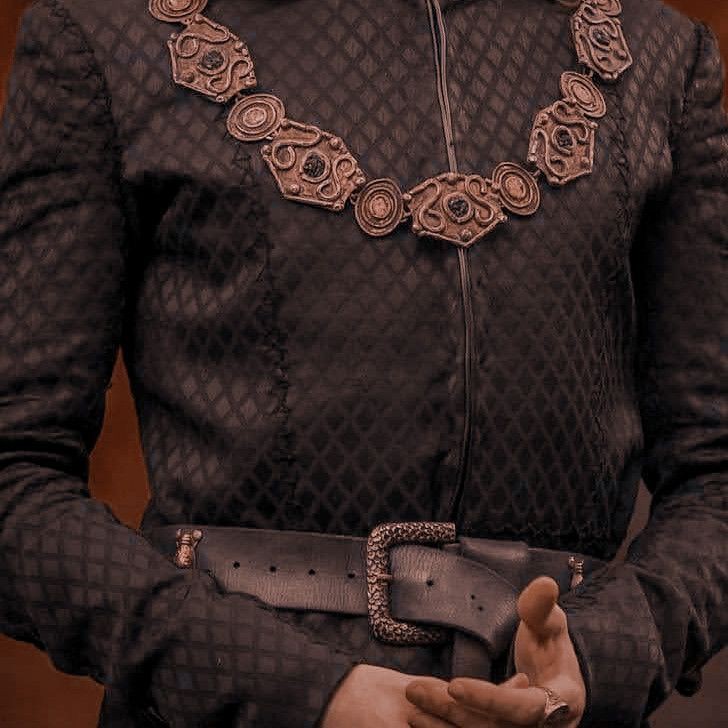 Chiarart13's tweet photo. Aegon III portrait's inspiration
#referece #inspiration #art #aegoniiitargaryen #portait #1500s #fashion #thedoominourbloodcomesback #fic #asoiaf #au #fanfiction #housetsrgaryen #RENAISSANCE #louishofman #TeamBlack https://t.co/vnrt8tskd7