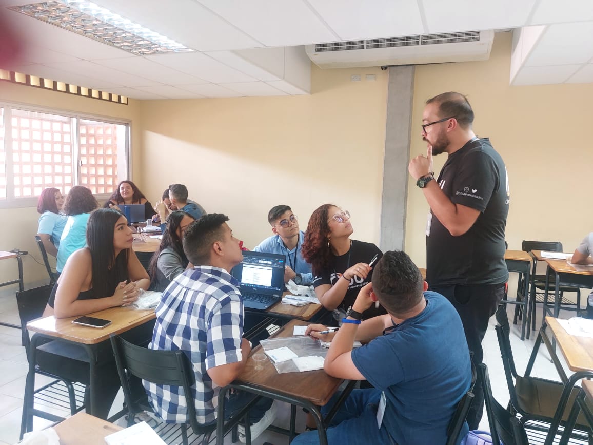 Medianalisis's tweet image. Hoy se lleva a cabo el segundo día del encuentro de jóvenes universitarios #ConectandoFuturo, donde 30 estudiantes de distintas universidades del país debaten  sobre el futuro de estas instituciones🏫🎓

@OBUVenezuela