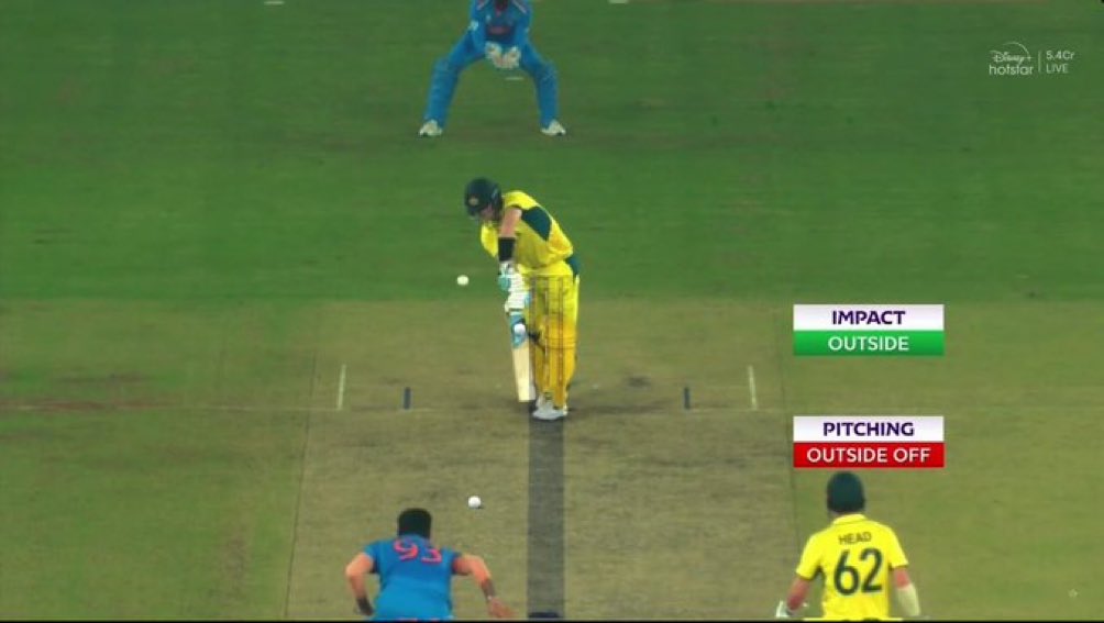 iihtishamm's tweet photo. A not out. Why didn’t Smith review it? Why??? Strange…..#INDvsAUS https://t.co/jMV5K9NuWr