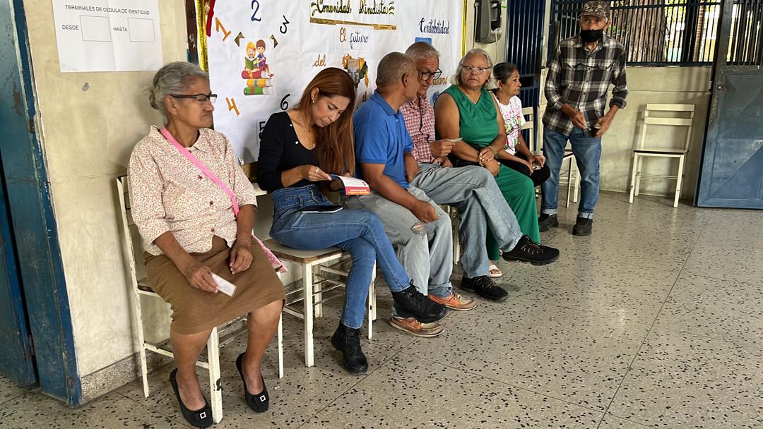MBS1991AC's tweet photo. #19Nov | Inmensas colas se viven en los diferentes centros electorales del estado Lara.

Te invito a participar en el #SimulacroElectoral en defensa de nuestro Esequibo.

Recuerda: ¡YO VOTO 5 VECES SI!
#SimulacroLara2023

@NicolasMaduro @MagaGutierrezV @AdolfoP_Oficial @ErikaPSUV https://t.co/ox1MtbhSRd