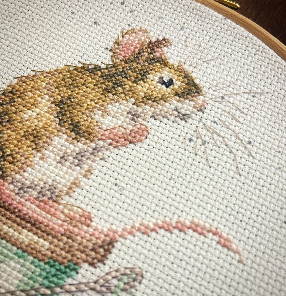 NatCBrooks's tweet photo. Finished ‘Sew It Begins’ by Bothy Threads 🪡🧵 A cute little mouse complete with mint green backing felt 🐭✂️💚
#craftynat83 #bothythreads #sewitbegins #projectfinish #mices #cute #crossstitch https://t.co/XfgFkredXA