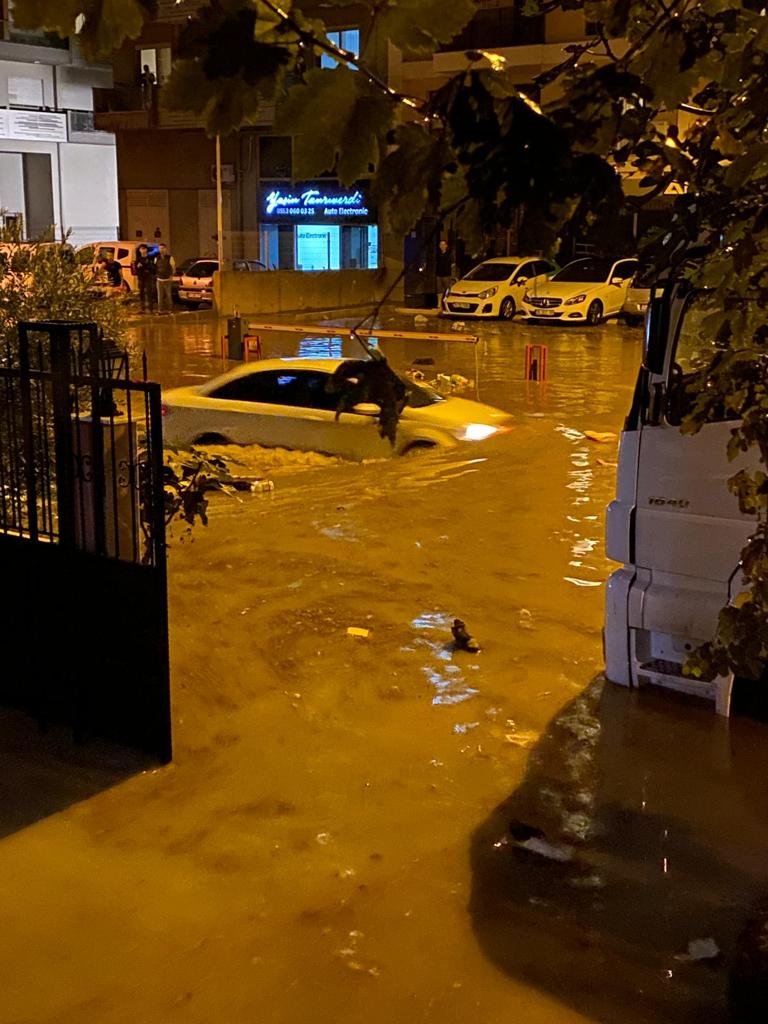 ADOTHEKEL's tweet photo. @tuncsoyer @izsugm Beyazevler Gaziemir 515 sokak altyapı çalışmaları tamamlanmış.Yağmur suyu ve pis su kanalı ayrık sistem olarak yapılmış.Tozu toprağı çekmişiz bitmiş.Şimdi yüzen kakaları çekiyoruz.Buyrun izahat verin. https://t.co/aKODAzODJD
