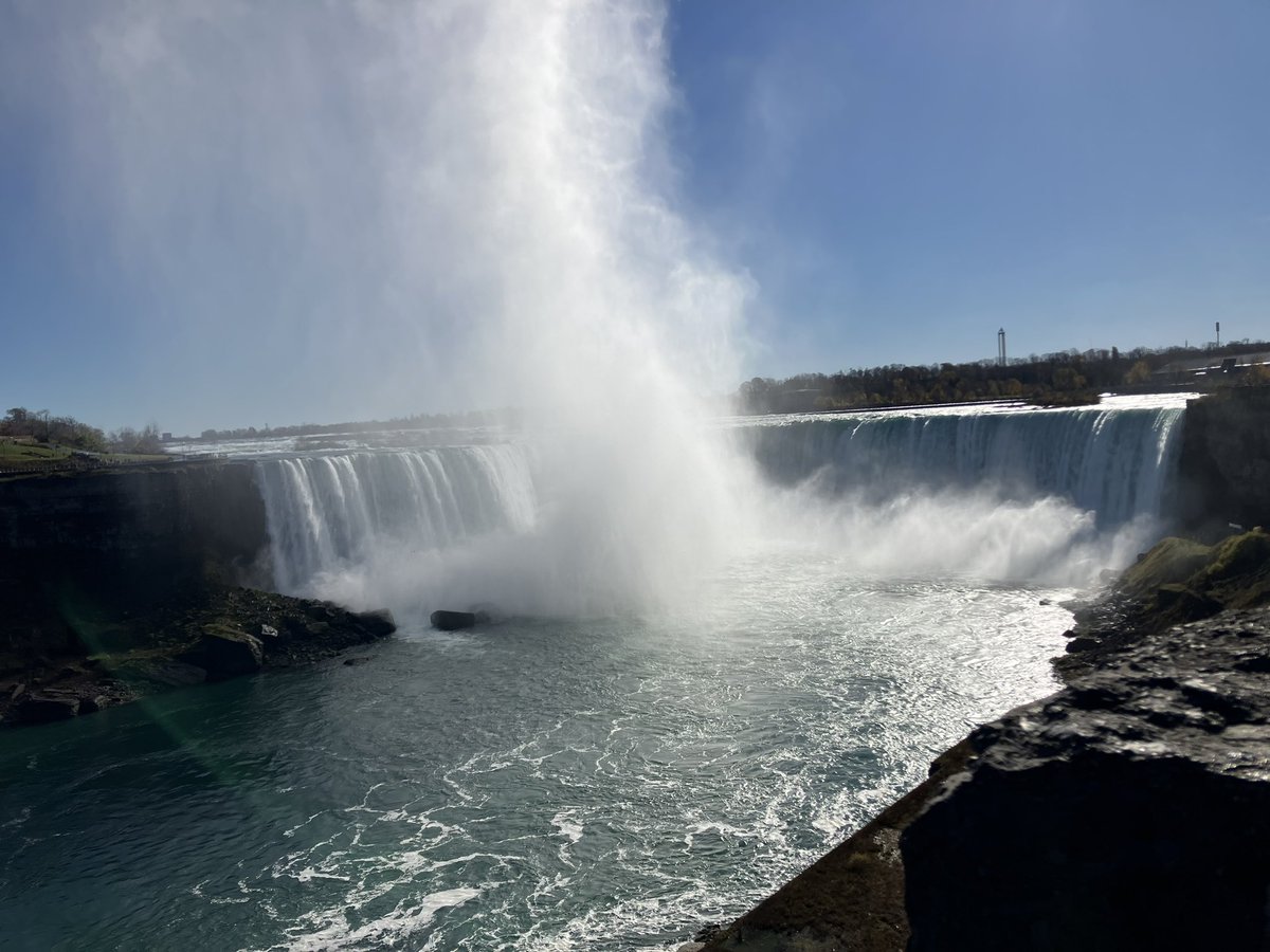 Floor_model's tweet photo. @GSmokesweed1 this is a something tweet but I donโt think youโll mind. #Earthporn #helloCanada #NiagaraFalls https://t.co/BZhJkgDfsx