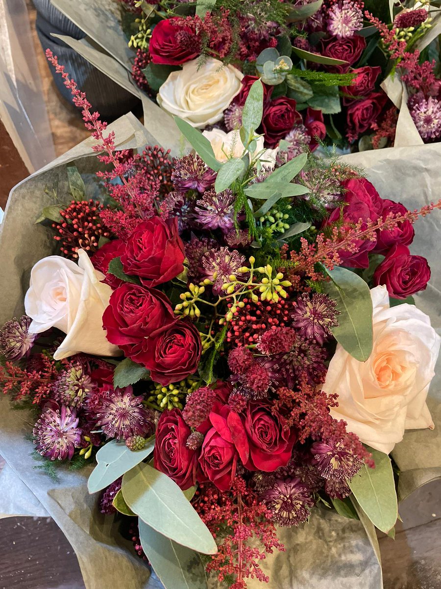 Hannah's wedding flowers ❤️
We hope that you had the most amazing day x
#FarnhamWeddings #FarnhamFlorist #WeddingFlorist #weddingflowers #allthingsbridal #BridalBouquet #MoutanWeddings #MoutanFlowers #Farnham #Odiham #HartleyWintney