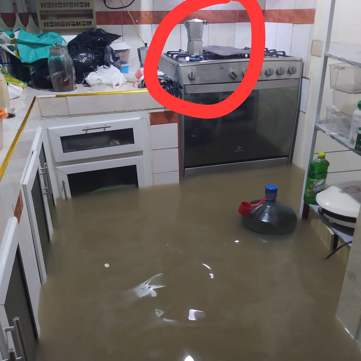Yasandel's tweet photo. Ayer fue un día terrible para muchos, el agua entró a mi casa y me llegó a las rodillas pero, en medio de la impotencia y tristeza, puse a colar un café, me lo tomé y me puse a limpiar.

Gracias a Dios por todo. https://t.co/h5Ha0jhewj