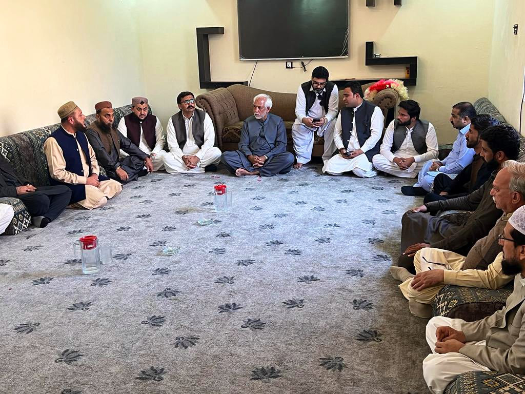 TTKPakistan's tweet photo. اس موقع پر چئیرمین تحریک @furrukh60 نے اس عزم کا اعادہ کیا کہ وہ اپنا حلقہ ہونے کے سبب غوری ٹاؤن کے مسائل کے حل کے لیے ہر ممکن کوشش کرینگے۔ انہوں نے سوال و جواب کے دوران پارٹی منشور پر بھی روشنی ڈالی جس میں تعلیم، صحت اور معاشی ترقی پر ہنگامی بنیادوں پر عمل کی ضرورت پر زور دیا۔ https://t.co/DBfnD8DYzi