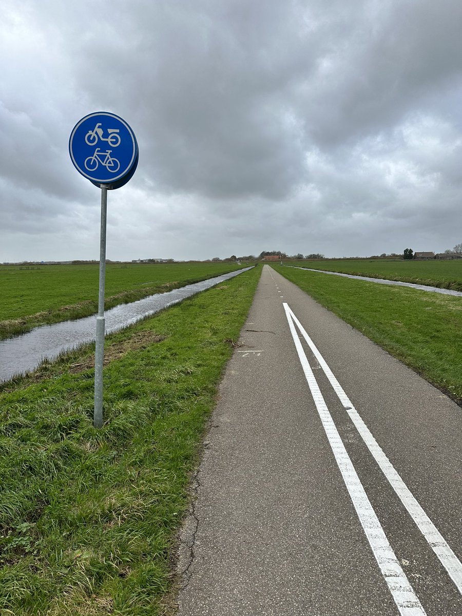 harmj59's tweet photo. @WA_Bodegraven steeds vaker rijden er auto’s op de fietspaden; mag dat? en waarom staan er geen palen in de rijbanen terwijl de bebordingen dat wel aangeven…? https://t.co/WCjmp8Kb1g