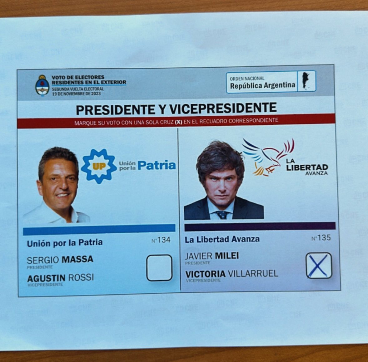 Así se vota en las embajadas argentinas en el exterior. Sería mucho más fácil hacerlo de esta manera. Pero, claro, se reduciría al máximo el margen de trampa...