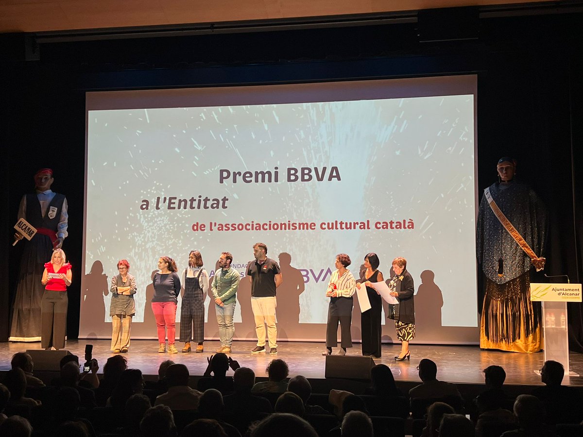 FESTHIgualada's tweet photo. Ahir a la tarda vam estar presents a l'entrega dels VI #PremisAntoniCarner de l'associacionisme cultural Català, en els quals se'ns va atorgar el ✨Premi BBVA a l'Entitat✨ https://t.co/2boDuCpA54