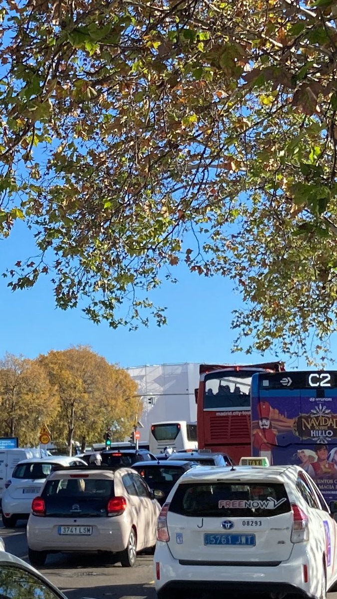 Sales de Atocha un increíble domingo y lo primero que recibe al visitante es un monumental atasco, pitos y ni un solo agente de policía. Todo por una obra. Y mejor que no baje en Chamartín. ¿Es necesario todo a la vez?