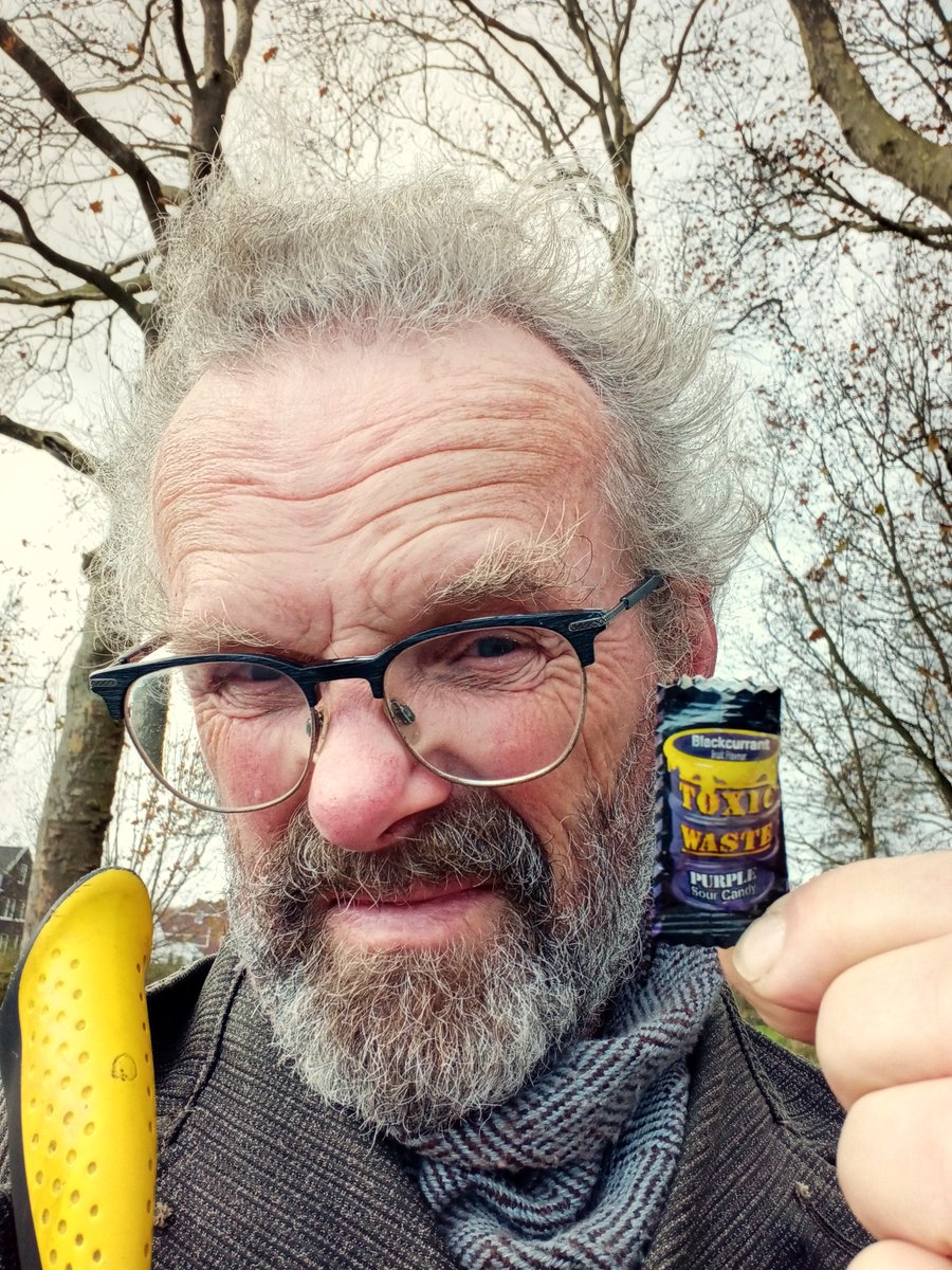 Lekjutter's tweet image. #zwerfie van de dag. #toxicwaste Real international litter: made in Pakistan for an American company, marketed in Great Britain, found in the Netherlands.
#strangestfinds @CornishSpliced