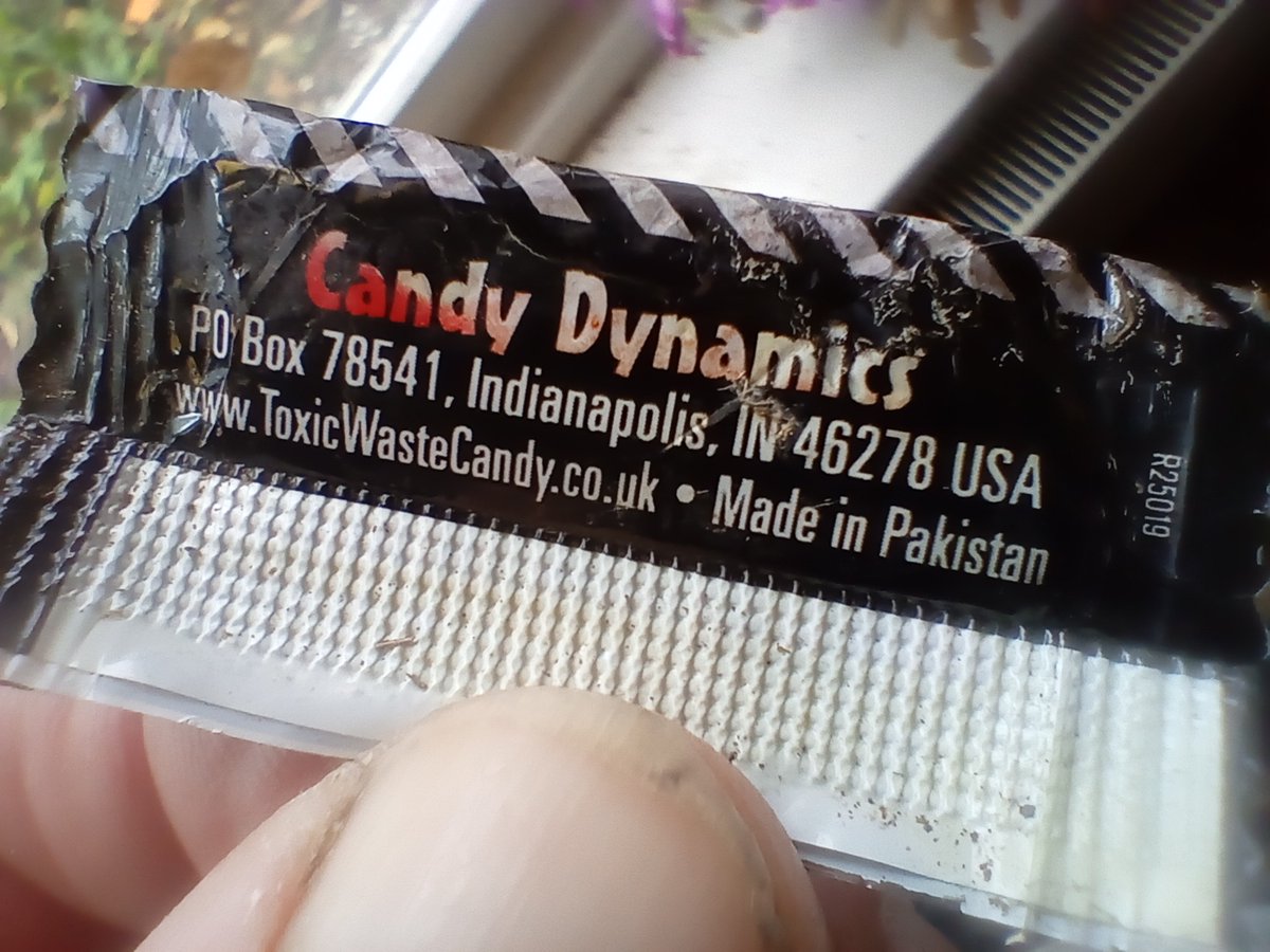 Lekjutter's tweet image. #zwerfie van de dag. #toxicwaste Real international litter: made in Pakistan for an American company, marketed in Great Britain, found in the Netherlands.
#strangestfinds @CornishSpliced