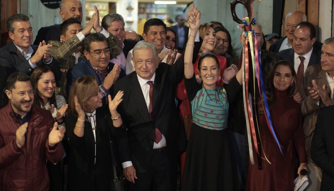 epigmenioibarra's tweet photo. Hoy a las 12:00 @Claudiashein, quien sera la 1era Presidenta de la República y quien, con sello propio, honrará el legado de AMLO y continuará la Transformación de Mexico, dirá como Otto Rene Castillo: “Vámonos patria a caminar, yo te acompaño”
Yo caminare con ella!
Y tú? https://t.co/Z0EU3Lr18U