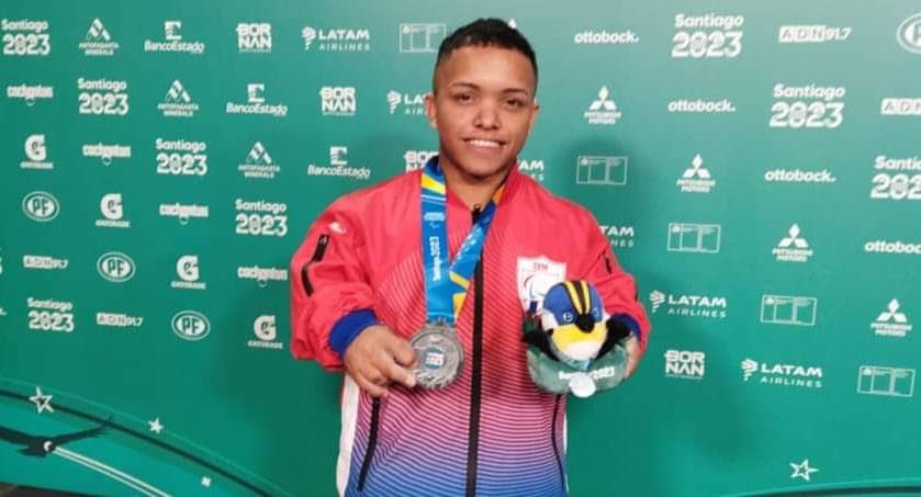 Este sábado llegaron desde #Chile otras buenas noticias. 

Emmanuel González de Parapowerlifting y el nadador Yosjaniel Hernández anotaron en el medallero una de plata y otra de bronce. 

Alegra verlos realizados y campeones, con #Cuba como mayor inspiración.