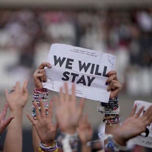 shimmeringtay13's tweet photo. #WeLoveYouTaylor and #WeWillStay forever and always 💛 https://t.co/TqzYcVRnsb