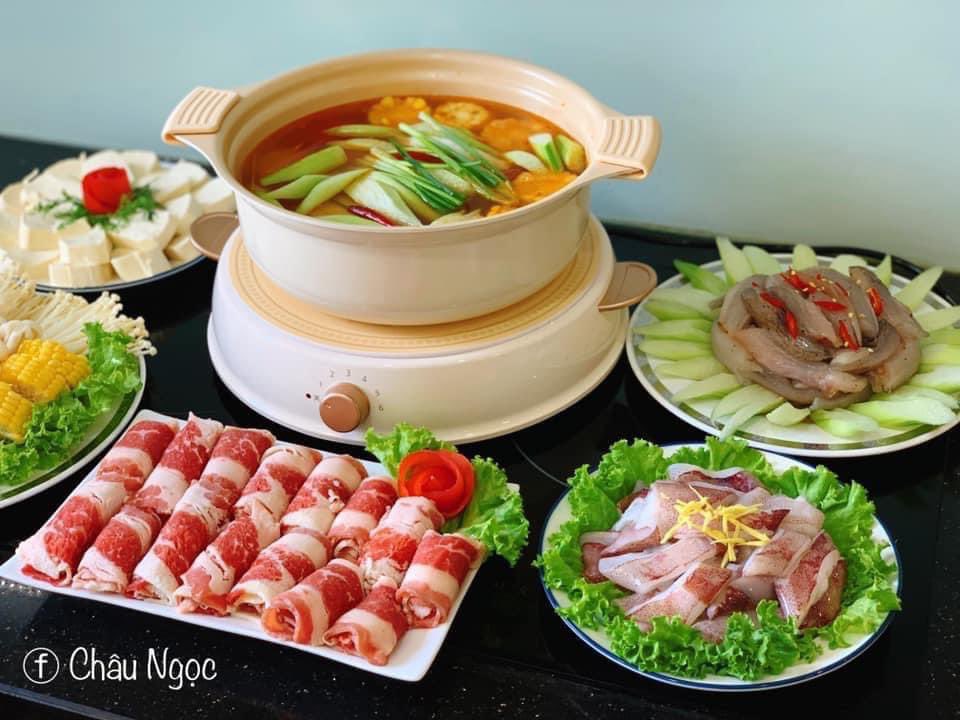 NTD_94's tweet photo. 🔥🔥 mùa này ngoài bắc mà làm nồi lẩu thì có mà … !

  🥗🥗🥗 Lẩu Thái Chua Cay 🍱🍱

🥹LẨU THÁI CHUA CAY - MÓN LẨU QUỐC DÂN 
Trong vô vàn các vị lẩu thì nhà mình thích vị lẩu Thái chua cay nhất.
Nước dùng lẩu Thái dễ nấu, dễ chiều lòng người & không kén đồ nhúng như các món lẩu khác ^^

Thường topping ngon nhất là hải sản rùi.
Ghẹ, cua, mực, tôm, cá, ngao...mix thêm thịt bò, đậu phụ...
Rau ăn kèm thì nhà mình hay thích ăn với rau muống, mồng tơi, thi thoảng thì thêm ít dọc mùng, ngô ngọt rùi nấm thui.

Quan trọng nhất vẫn là nước dùng nè, nhà mình hay nấu như này ạ:
- Phần A: Đập dập 2 củ sả, 2 củ hành khô, 1 củ tỏi, 5 lát riềng, 10 lá chanh xé đôi.
- Phần B: xay nhuyễn (bằng máy sinh tố) 1/4 quả dứa cùng 3 quả cà chua. Thêm 1 bát nước, lọc qua rây lấy nước cốt.
- Cho dầu vào phi thơm phần A, sau đó cho thêm 1/4 quả dứa thái vát, 2 quả cà chua thái múi cau, 1 củ hành tây nhỏ vào đảo. Cho phần B vào thêm 500ml nước dừa xiêm (cho nước dừa vào nước dùng cực ngon ạ), thêm lượng nước vừa ăn.
- Cho tiếp gia vị lẩu Thái, siêu thị bán nhiều lắm ạ. Mình thì dùng Thai Tomyum Paste hoặc Thai Tom Yum hay đôi lúc thì dùng Gia vị lẩu Thái vẫn hay bán ở siêu thị.
Nhưng hũ Thai Tom Yum ngon, tiện mà đóng gói cũng ok phết. 
- Cuối cùng cho thêm 1 thìa cafe cốt dừa (ai không thích bỏ qua nha).
Nêm nếm lại gia vị cho vừa ăn rùi lên nồi thôi ạ !

*** Chủ quan thì mình thích nhúng bò ta hơn, phần diềm thăn ngon mềm nhất. 
Cá cháo nhúng thì nên nhúng sau, hôm trc bữa lẩu vettula nên có gì nhúng nấy, tiện mình nhúng luôn.
#food #vietnamfod