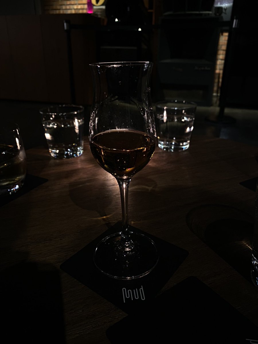 怪しげなドア開けて地下に入ったらいい空間があった