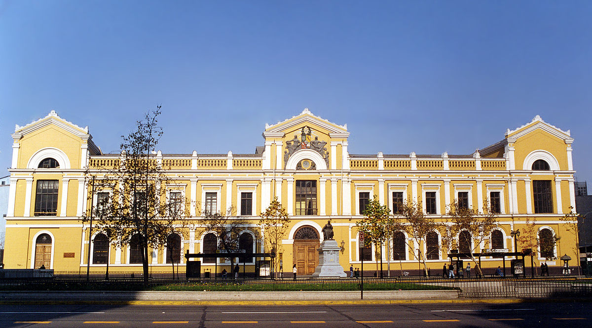 GobiernodeChile's tweet photo. ¡Feliz aniversario, @UChile! 🙌🏼

En sus 181 años, les compartimos algunas curiosidades de la institución de educación superior del Estado más antigua 👇 https://t.co/hrGCwsGu69