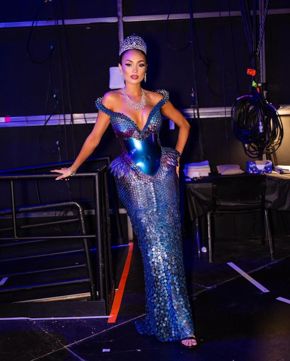 👑 @rbonneynola #MissUniverse2022 Channels Mermaid Inspiration in this Dramatic 3D Custom Gert-Johan Coetzee grown at the #MissUniverse2023 Pageant. 🧜‍♀️