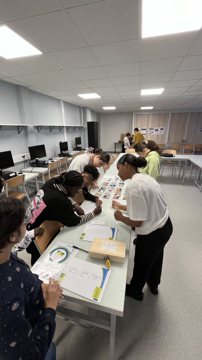 clgronsard87's tweet photo. En partenariat avec l'AROEVEN, une formation a été réalisée à destination des élus du CVC. 
L' Aroeven Limousin a mis en place un escape game très apprécié des élèves basé sur les valeurs de la République et le développement de l'engagement  de ces élus.  @Aroeven https://t.co/XVmQSQ566y