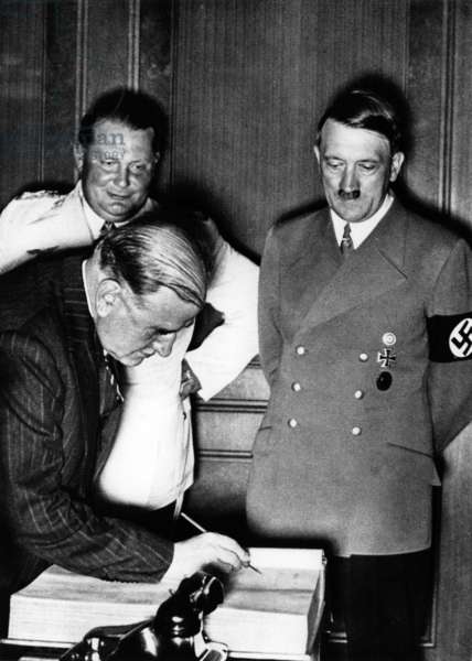 MillieReagan's tweet photo. @ZechariahSharab @MarinaMedvin Hitler with the French Premier Daladier: https://t.co/11Q1d0VA6e