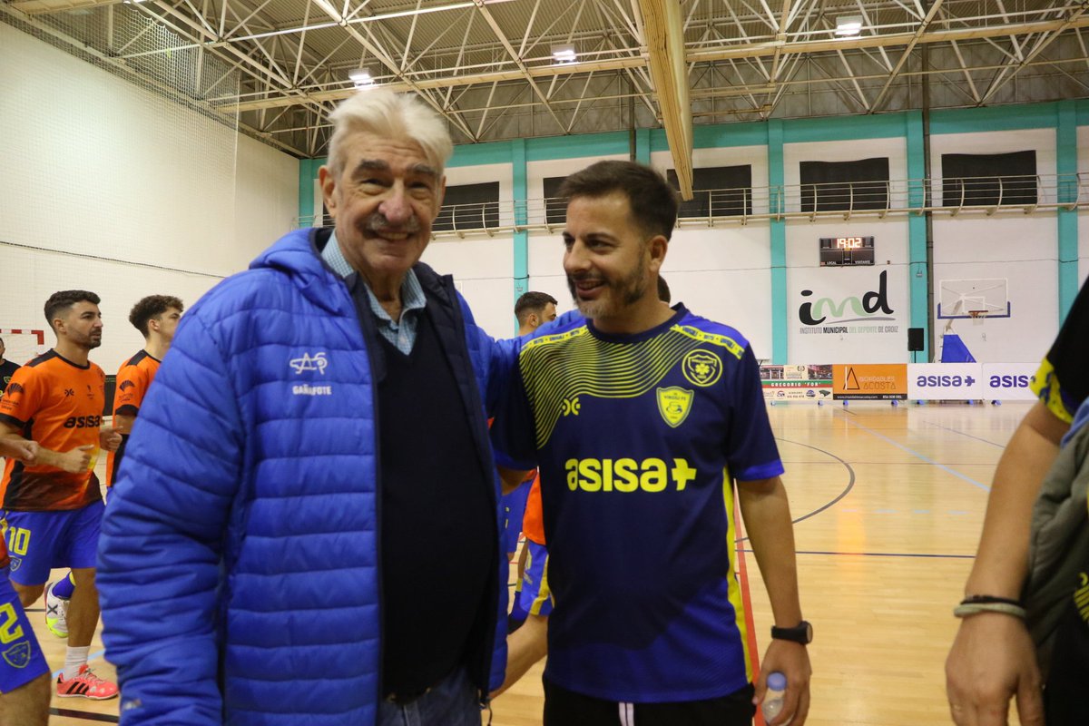 CDVirgiliCadiz's tweet photo. ¡La gran sorpresa del día! 

Nuestro luchador vicepresidente Francisco Márquez volvió al pabellón para ver a sus 'niños'.

Mucha emoción contenida 😭
Mucha ilusión en su vuelta 🥹

¡Todos estamos contigo en tu recuperación @pacocadi! 💪💪💪💛💙 https://t.co/M25d6AiOcz